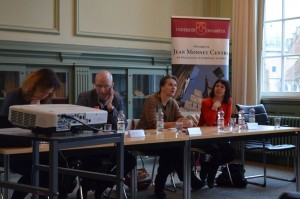 Frau Prof. Dr. Lenschow eröffnet das Symposium. V.l.n.r.: Dr. Kirchner, Dr. Baudner, Prof. Lenschow, Prof. MacMillan